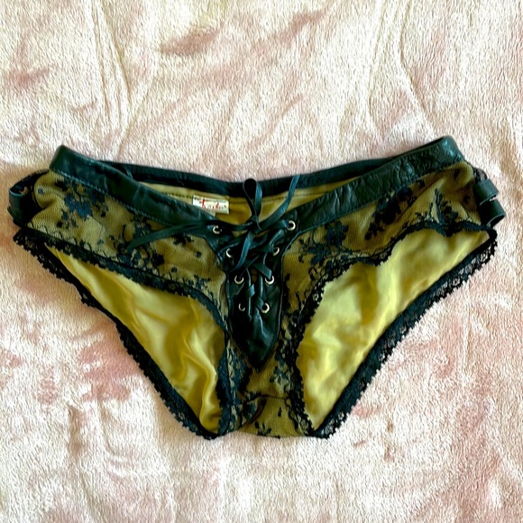 Trashy lace with leather top and panties. Size M. New - Picture 14 of 16